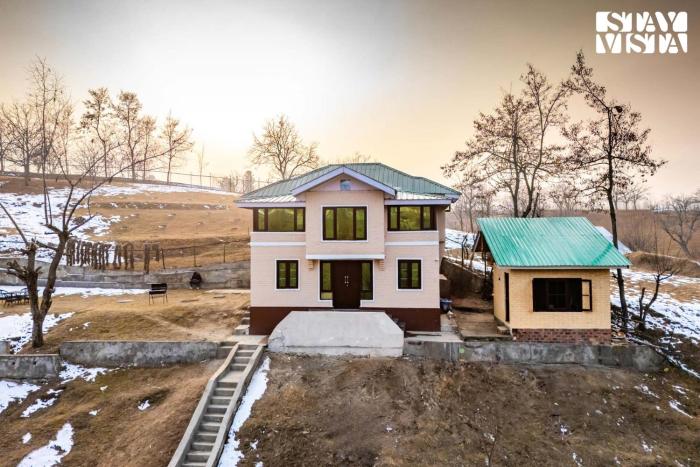 StayVista at Riverscape with Views, WiFi, Heater