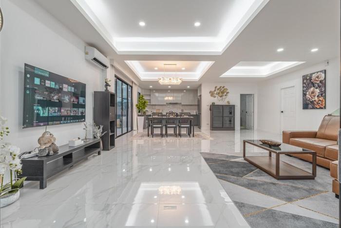 芭提雅市中心 现代轻奢 独栋双层泳池别墅 五房六卫 全新 大空间