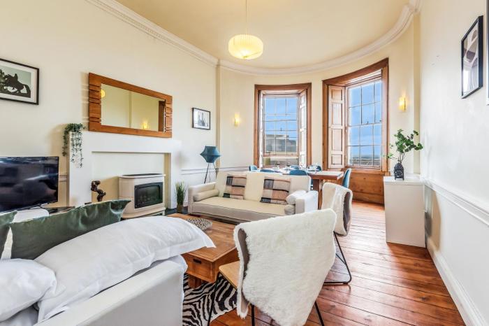 Large Super Central 3 Bed -Princes Street, Parking