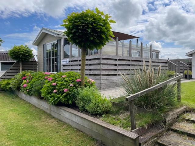 Chalet Makkum C99B met prive gelegen tuin aan het water