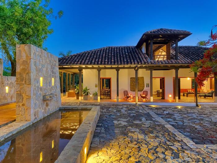 Historic Colonial Retreat Mango Farm 24ppl