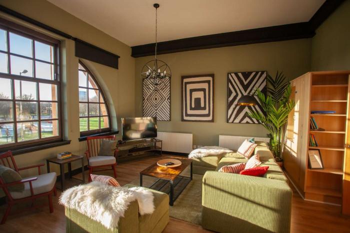 Glasgow Green Getaway with Free Parking