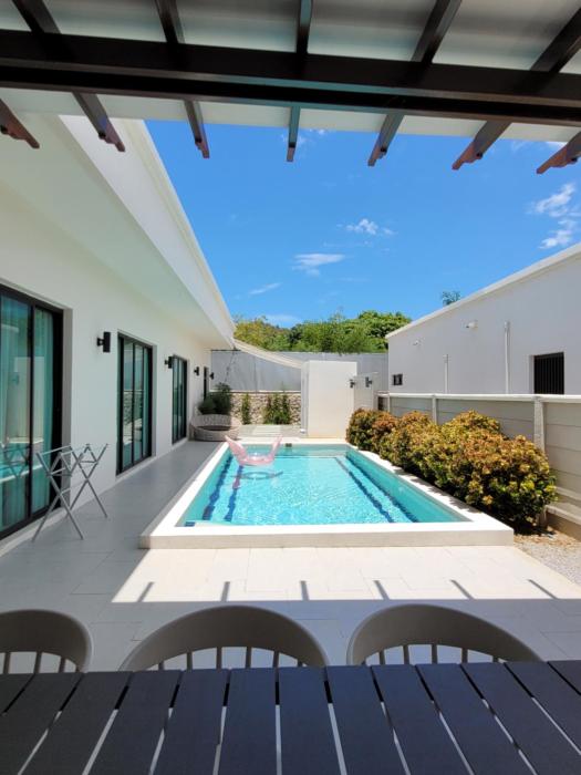 Pranatarn Pool Villa Coral Color