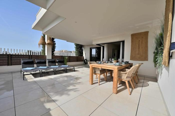 Modern 3 bedroom apartment, close to beach