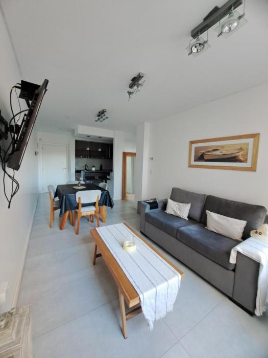 Depto 2 ambientes, con cochera, zona Guemes