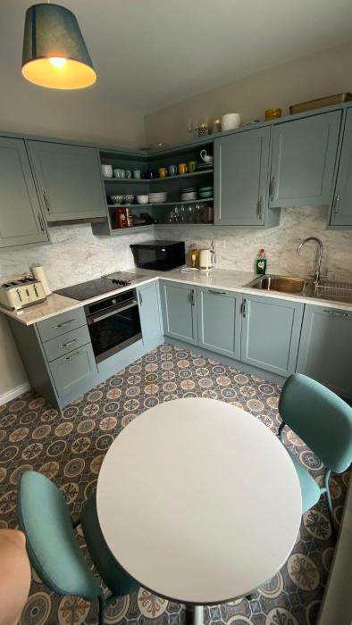 Stylish & Spacious Apartment, Sleeps 6