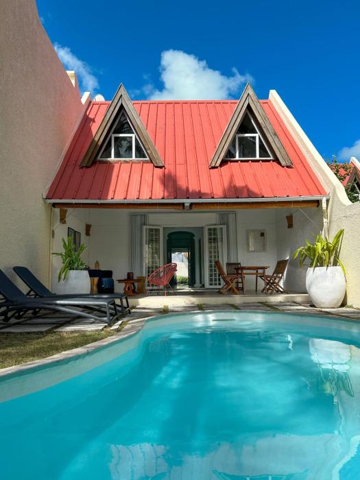 Chic Home with Private Pool, 1 min to Beach