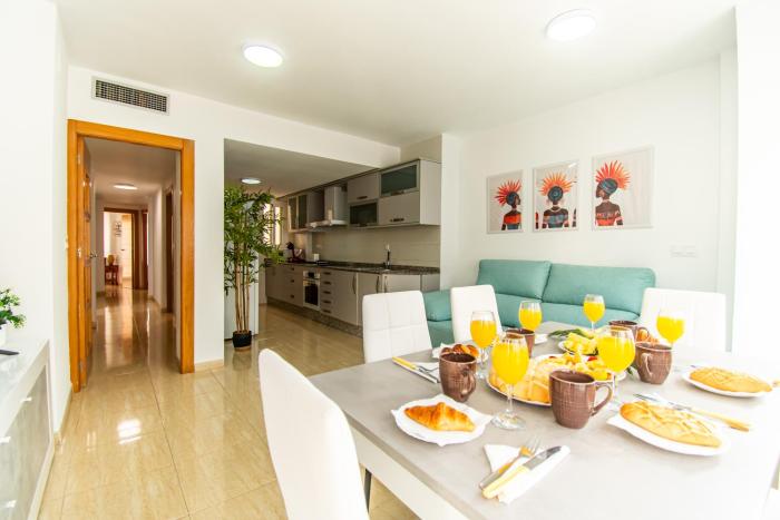 Avenida Principal junto a la playa y centro de Águilas - by Aloha Palma