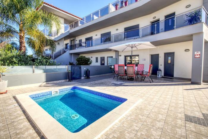 Modern Vacation Home With Pool In Quarteira