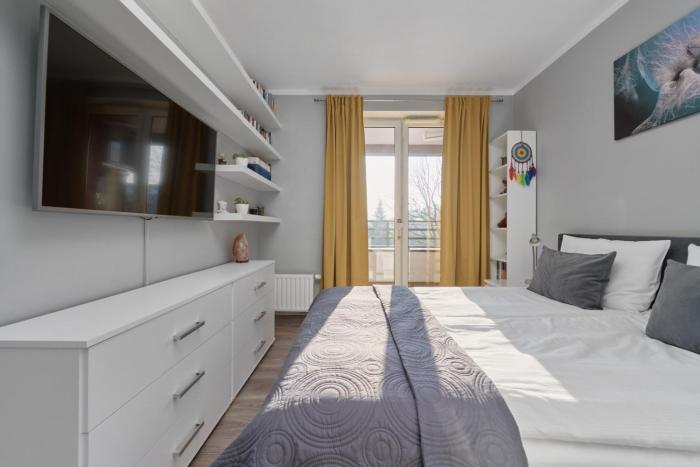 Lively Green Apartment in Wrocław with Balcony and Desk by Noclegi Renters