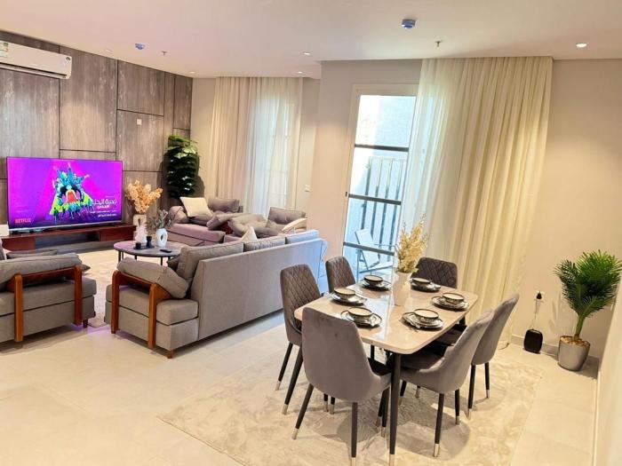 شقة غرفتين نوم وصالة وجلسة خارجية وغرفة ألعاب ومطبخ بحي الملقا