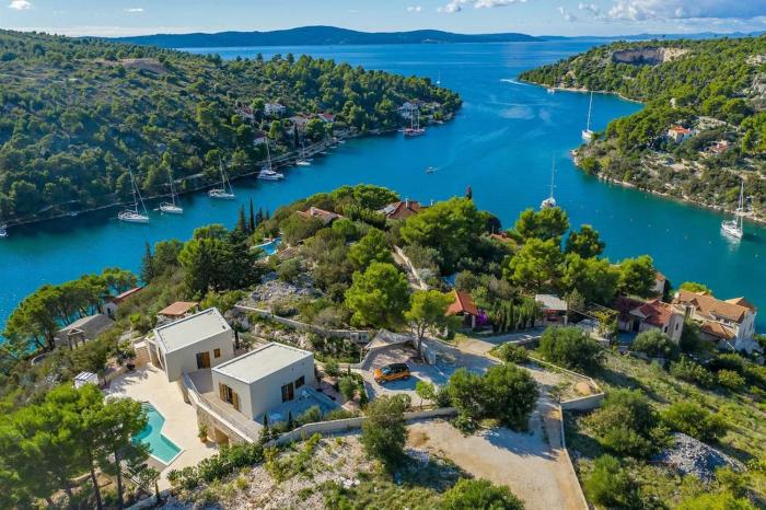 NEW Villa Pine Haven , Private Heated Pool Sleeps 8, Tranquil Retreat