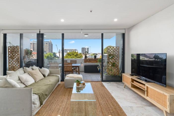 Crown Beach Escape - Stylish Comfort by the Sea