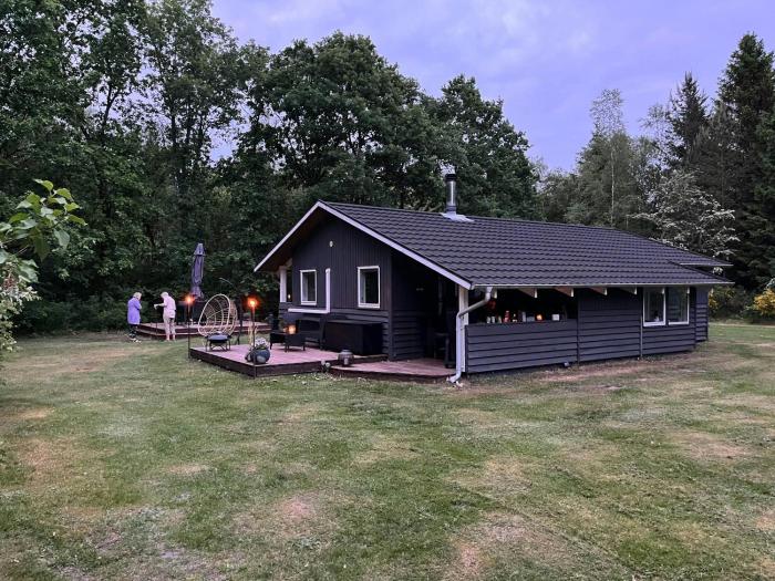 Fredfyldt Hjem Omgivet Af Marker Og Skov