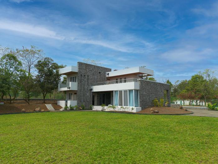 Allure Villa by Domastays - 3 BR Villa, pool, wifi, breakfast 18min frm Karjat