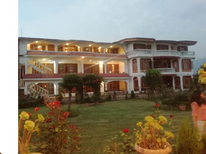 Hotel Akbar At Dal Lake Ghat Number 1