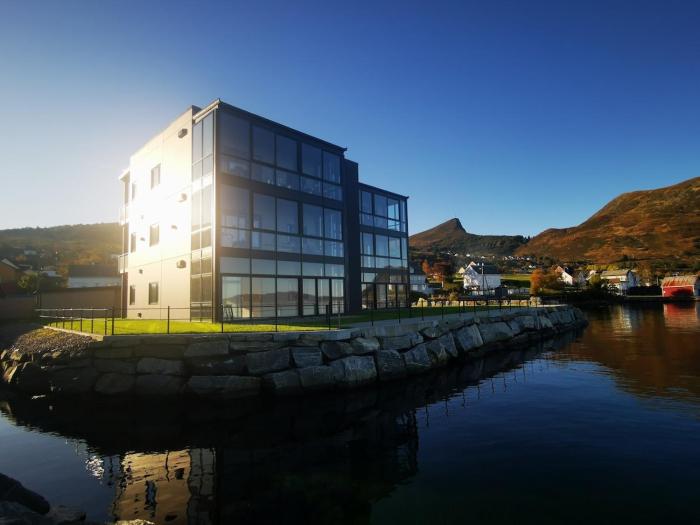 Stor og ny leilighet med fjordutsikt