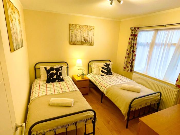 1 Bed Apartment - Sleeps 4 - Pets - Free Parking