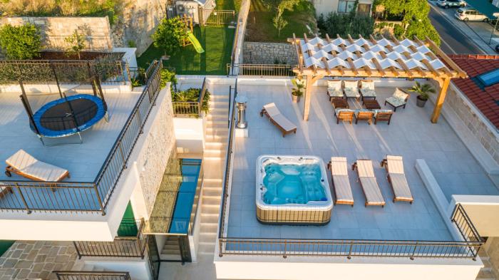 LUXE house near beach with pool,jacuzzi, sauna