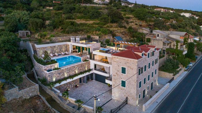 LUXE house near beach with pool,jacuzzi, sauna