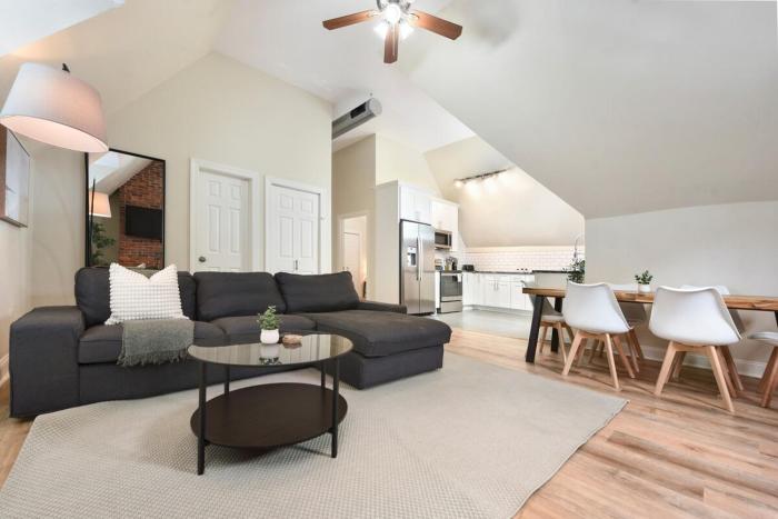 3 Bedroom House with Netflix, FREE Parking, Near Hospitals, Shopping,Food