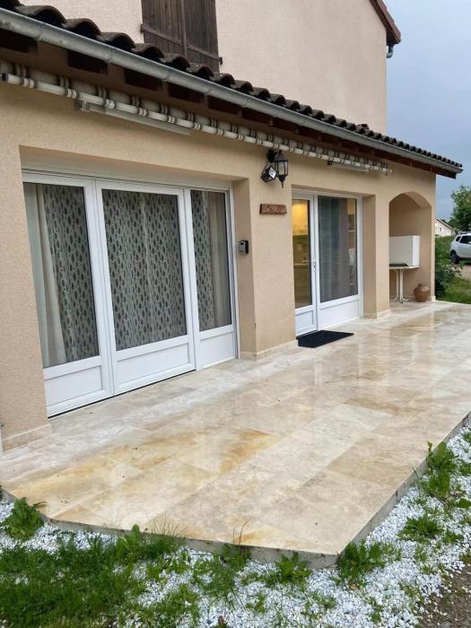 Appartement rénové à Lapte avec terrasse 40 m²