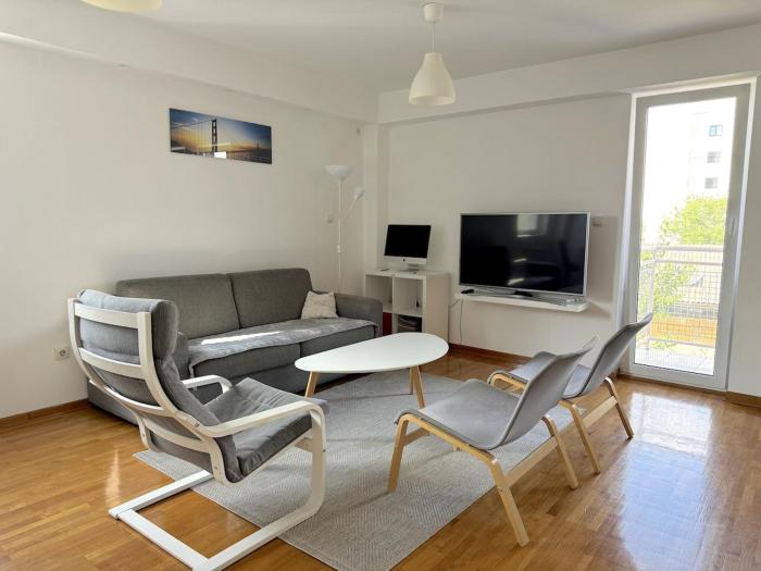 Lovely modern 1-bedroom with balcony