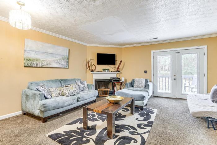 8 Mi to Stone Mountain Quiet Getaway with Deck