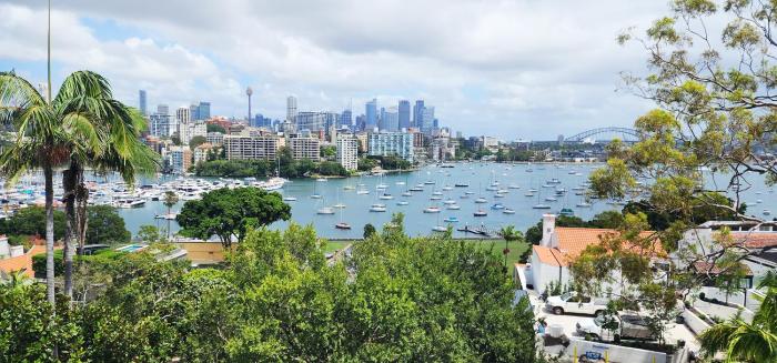 Elegantly Appointed Apartment with Harbour Views
