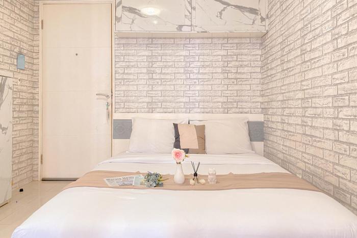 Cozy Living Studio above Mall with Pool View at Bassura city Apartment By Travelio