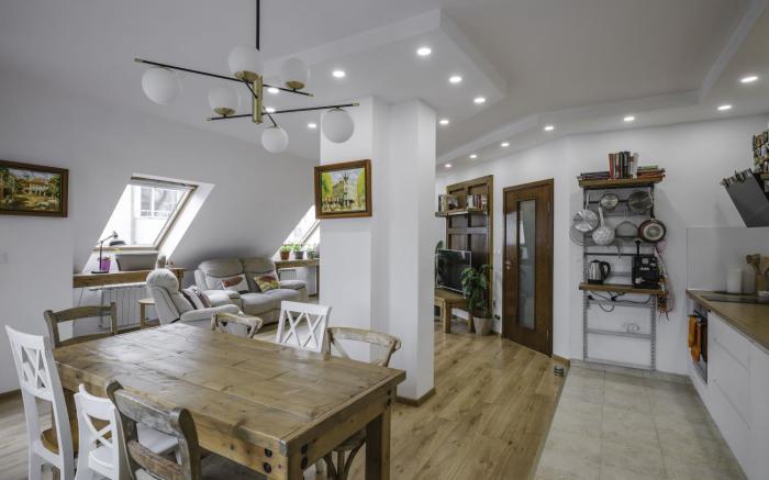 Charming & Cozy 2BD Apartment with Natural Light by Flat Mаnager