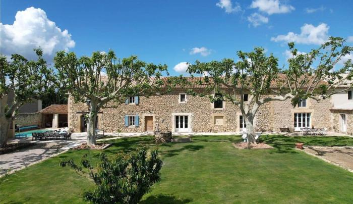 Provencal farm with heated pool in Lamanon near Aix en Provence - 12 people