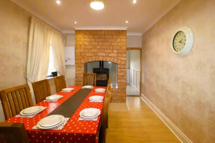 4 Bed House Sleeps 8 - Pet Friendly with Garden