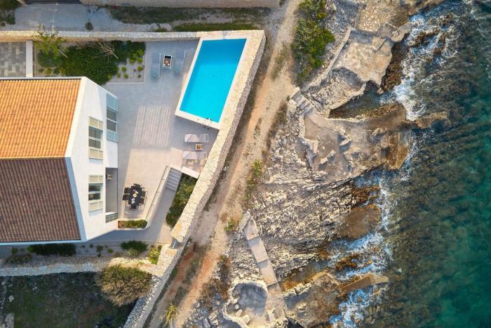 NEW Luxury Villa Familija Splitska - Pool, Seafront, Ideal for 8 persons