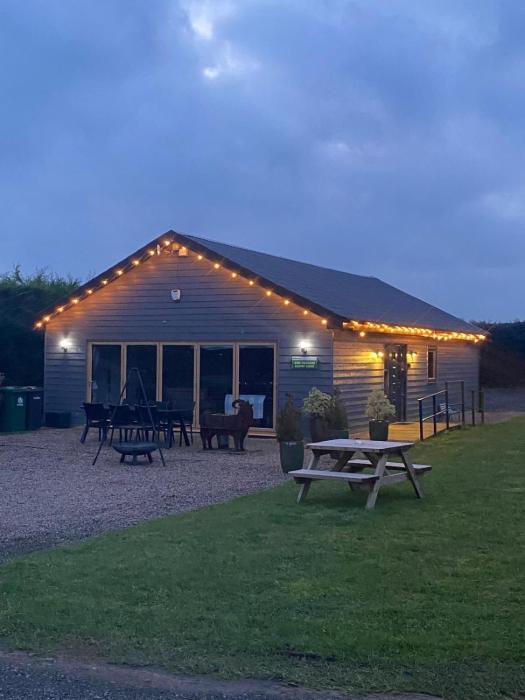 King Richards Luxury Lodge - Sleeps up to 8, Dog Friendly, Near Sherwood Forest at Fairview Farm in Nottinghamin 88 acres and great for Groups, Family Gatherings & Corporate events