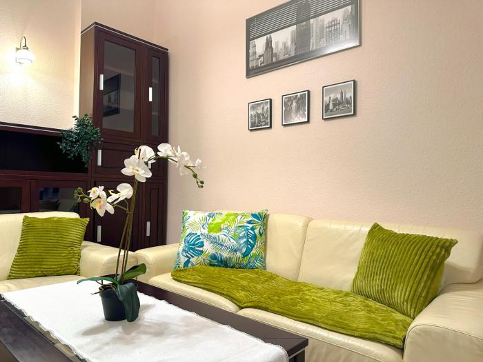 Heart of the City Cozy Corner with AC & Parking Included