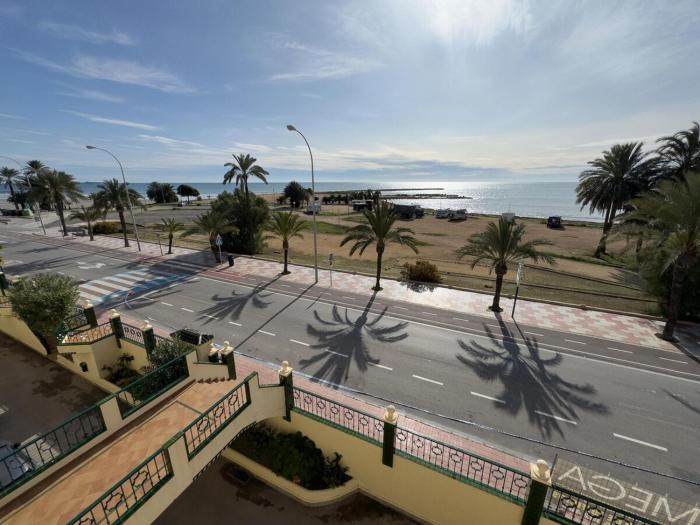 Puerto y playa varadero , con vistas al mar Santa Pola