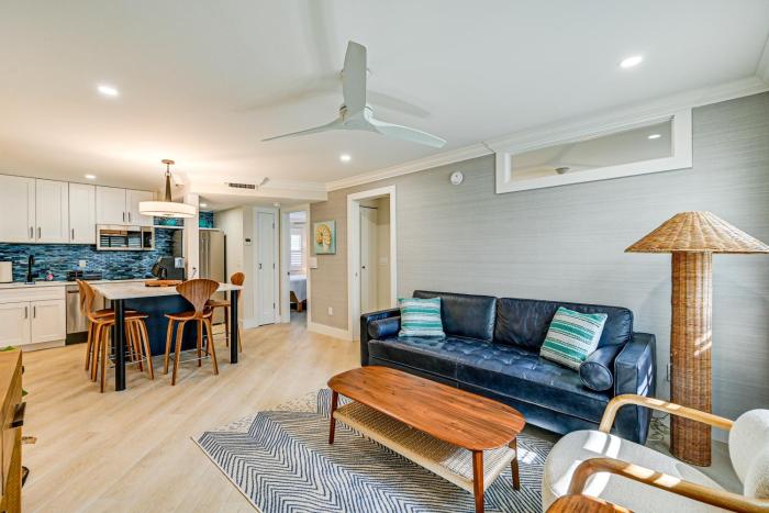 Upscale Naples Condo with Pool Access Walk to Pier!