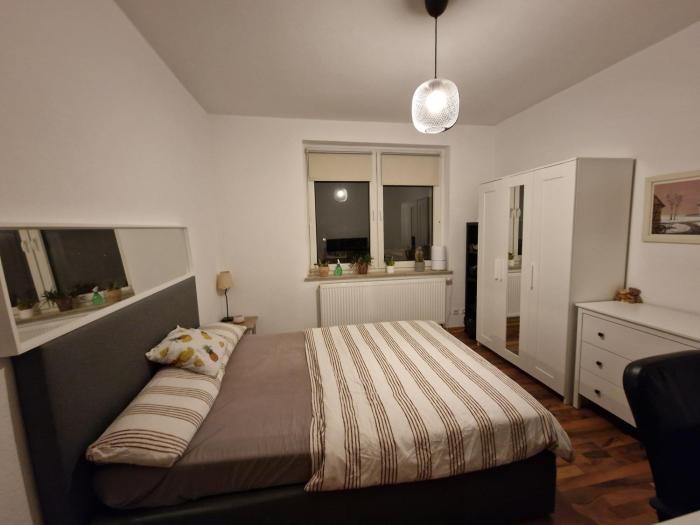 Single room in shared apartment with host