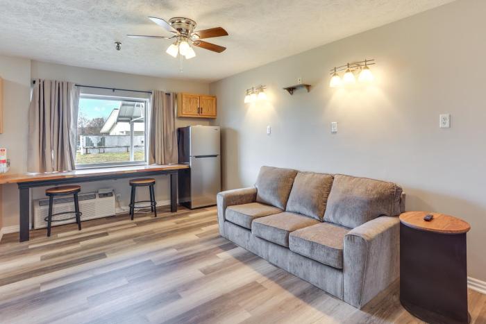 Golf, Shop, Tour and More Oakland City Apartment