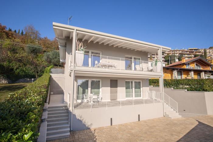 White Apartment In Marciaga Di Costermano