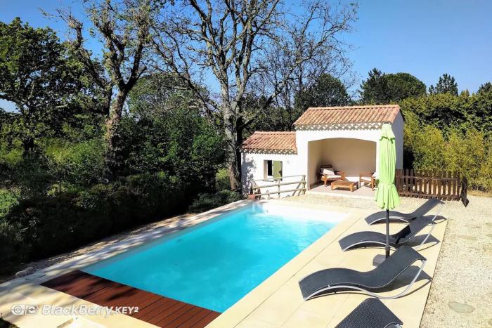 Belle maison avec piscine et terrain entièrement clôturé