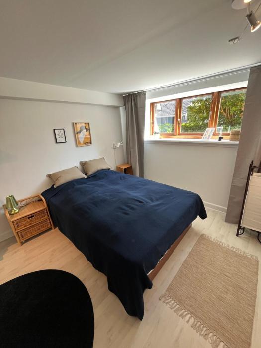 Centralt værelse med bad og køkken