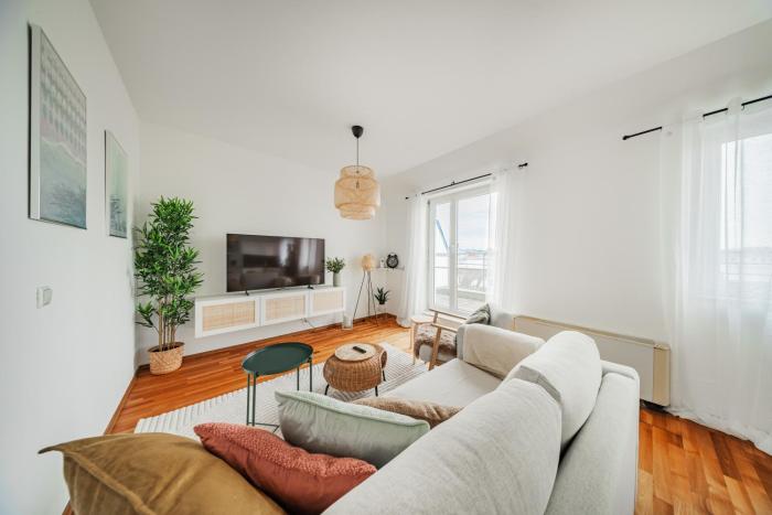 Rooftop City View Haven Apartment