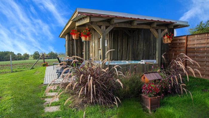 Romantic Jacuzzi Hideaway near Hévíz