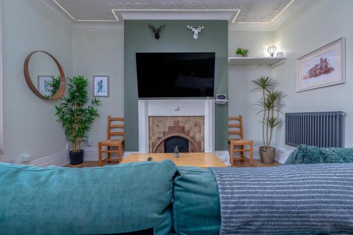 Stylish flat near Clifton village w art vibe