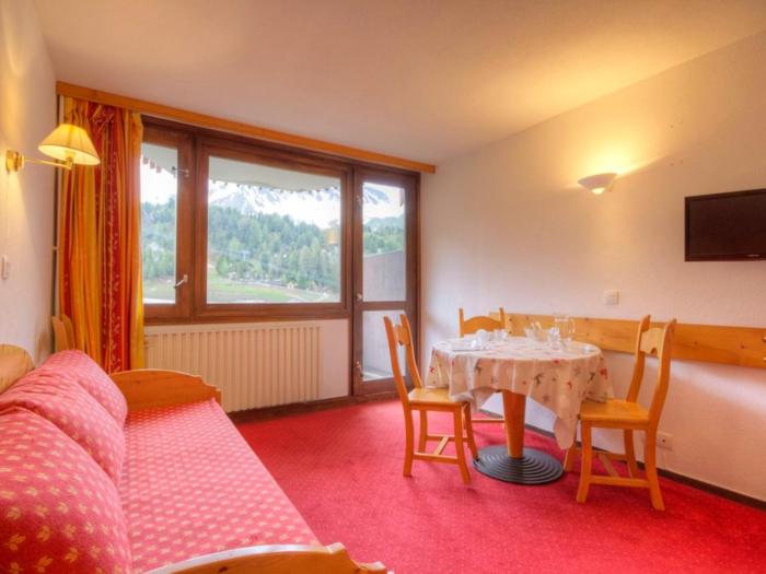 Studio lumineux au pied des pistes avec balcon, ascenseur, et commodités à proximité - FR-1-181-2631