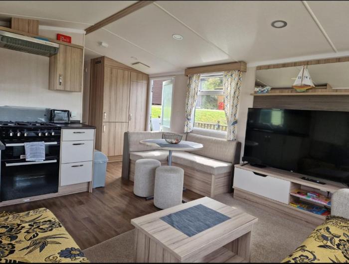2 Bed Caravan - Sleeps 6 - Pets - Parking - Wifi