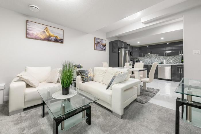 Entire 1 bed and Den Near YEG International Airport