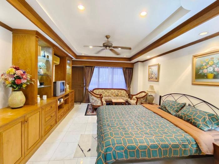 250 metre stroll to Walking Street - Yensabai Condotel